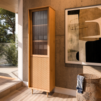 Cristaleira torre em Madeira Maciça com o acabamento em cera natural com o toque acetinado. Uma porta com vidro canelado e uma em madeira maciça| Coleção Jazz